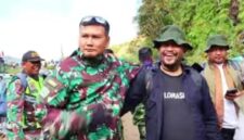 Foto: Zam Zam Mubarak bersama Letnan Jenderal Kunto Arief, Panglima Komando Gabungan Wilayah Pertahanan I, ketika memberikan dukungan operasi pasca bencana kepada TNI saat perbaikan akses Vital Jalan KKA (Bener Meriah - Lhokseumawe)
