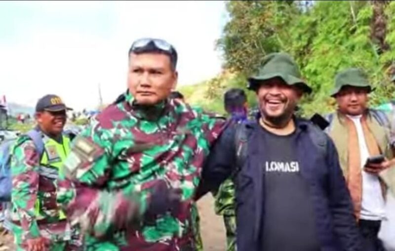 Foto: Zam Zam Mubarak bersama Letnan Jenderal Kunto Arief, Panglima Komando Gabungan Wilayah Pertahanan I, ketika memberikan dukungan operasi pasca bencana  kepada TNI saat perbaikan akses Vital Jalan KKA (Bener Meriah - Lhokseumawe)