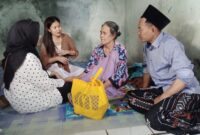 Ketua PWGK Alex Sibti bersama para istri pengurus PWGK menyerahkan bantuan sembako dan santunan kepada lansia tuna netra di Desa Sidoko, Kecamatan Gunung Kaler, Kabupaten Tangerang