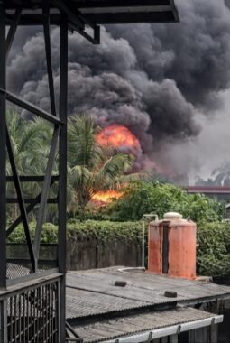 Percikan Las Diduga Picu Kebakaran Pabrik Kosong di Kamal Muara Penjaringan