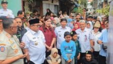 Wakil Gubernur DKI Jakarta Rano Karno bersama Kepala Satpol PP DKI Jakarta Satriadi Gunawan saat melakukan peletakan batu pertama Program Bedah Rumah Satpol PP DKI Jakarta di Kapuk, Cengkareng, Jakarta Barat,(Foto: Istw/Kbr)