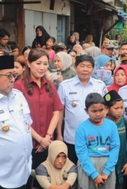 Wagub DKI Rano Karno Melakukan Peletakan Batu Pertama Program Bedah Rumah Satpol PP DKI di Kapuk