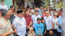 Wakil Gubernur DKI Jakarta Rano Karno bersama Kepala Satpol PP DKI Jakarta Satriadi Gunawan saat melakukan peletakan batu pertama Program Bedah Rumah Satpol PP DKI Jakarta di Kapuk, Cengkareng, Jakarta Barat,(Foto: Istw/Kbr)