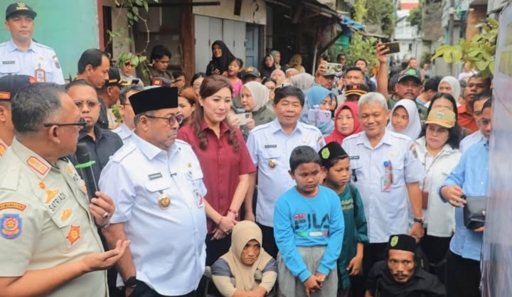 Wakil Gubernur DKI Jakarta Rano Karno bersama Kepala Satpol PP DKI Jakarta Satriadi Gunawan saat melakukan peletakan batu pertama Program Bedah Rumah Satpol PP DKI Jakarta di Kapuk, Cengkareng, Jakarta Barat,(Foto: Istw/Kbr)