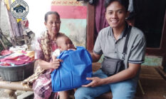 Wartawan dan Camat Kronjo Turun Bantu Lansia Sakit di Ramadan