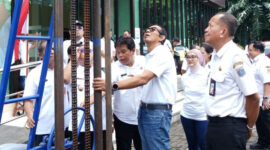 Wakil Wali Kota Jakarta Selatan Ali Murtadho bersama General Manager PLN UID Jakarta Raya Moch. Andy Adchaminoerdin meninjau mesin bor bantuan TJSL PLN yang akan digunakan untuk pembangunan sumur resapan di wilayah Jakarta Selatan, Rabu (4/3).