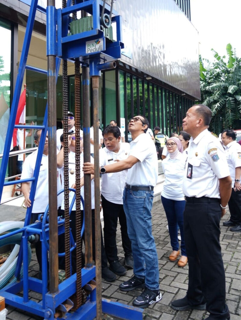 Wakil Wali Kota Jakarta Selatan Ali Murtadho bersama General Manager PLN UID Jakarta Raya Moch. Andy Adchaminoerdin meninjau mesin bor bantuan TJSL PLN yang akan digunakan untuk pembangunan sumur resapan di wilayah Jakarta Selatan, Rabu (4/3).