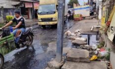 Saluran Meluap dan Bau Menyengat, Warga Pegadungan Minta Pemkot Bertindak