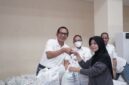 General Manager PLN UID Jakarta Raya, Moch. Andy Adchaminoerdin menyerahkan secara langsung paket sembako kepada warga dalam kegiatan Bazar Sembako Murah “Terang Berkah Ramadan 1447 H” di GOR Pengadegan, Jakarta Selatan, Rabu (4/3).