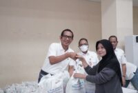 General Manager PLN UID Jakarta Raya, Moch. Andy Adchaminoerdin menyerahkan secara langsung paket sembako kepada warga dalam kegiatan Bazar Sembako Murah “Terang Berkah Ramadan 1447 H” di GOR Pengadegan, Jakarta Selatan, Rabu (4/3).