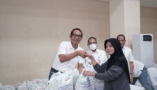 General Manager PLN UID Jakarta Raya, Moch. Andy Adchaminoerdin menyerahkan secara langsung paket sembako kepada warga dalam kegiatan Bazar Sembako Murah “Terang Berkah Ramadan 1447 H” di GOR Pengadegan, Jakarta Selatan, Rabu (4/3).