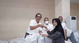 General Manager PLN UID Jakarta Raya, Moch. Andy Adchaminoerdin menyerahkan secara langsung paket sembako kepada warga dalam kegiatan Bazar Sembako Murah “Terang Berkah Ramadan 1447 H” di GOR Pengadegan, Jakarta Selatan, Rabu (4/3).
