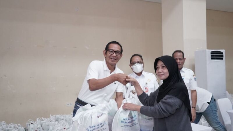 General Manager PLN UID Jakarta Raya, Moch. Andy Adchaminoerdin menyerahkan secara langsung paket sembako kepada warga dalam kegiatan Bazar Sembako Murah “Terang Berkah Ramadan 1447 H” di GOR Pengadegan, Jakarta Selatan, Rabu (4/3).