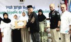 Tanur Muthmainnah Tour Salurkan 150 Paket Sembako di Program PWI Jaya Berbagi