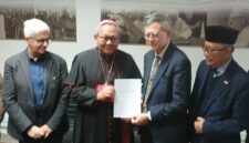 Dari kiri ke kanan

Andrea Tornielli (Direktur Vatican News), Uskup Surabaya Mgr Tri Budi Utomo, Prefek Dikasteri Komunikasi Tahta Suci (Vatikan) Dr Paolo Ruffini dan Dubes RI Untuk Takhta  Suci Michael Trias Kuncahyono.