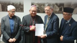 Dari kiri ke kanan

Andrea Tornielli (Direktur Vatican News), Uskup Surabaya Mgr Tri Budi Utomo, Prefek Dikasteri Komunikasi Tahta Suci (Vatikan) Dr Paolo Ruffini dan Dubes RI Untuk Takhta  Suci Michael Trias Kuncahyono.