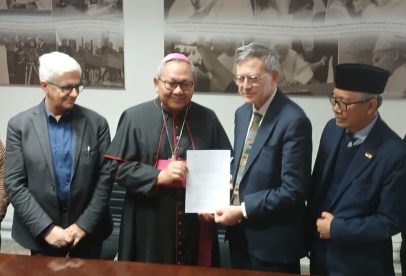 Dari kiri ke kanan

Andrea Tornielli (Direktur Vatican News), Uskup Surabaya Mgr Tri Budi Utomo, Prefek Dikasteri Komunikasi Tahta Suci (Vatikan) Dr Paolo Ruffini dan Dubes RI Untuk Takhta  Suci Michael Trias Kuncahyono.