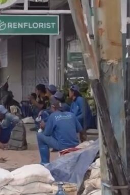Viral! Diduga Petugas SDA Santai saat Jam Kerja di Jakpus, Netizen Geram