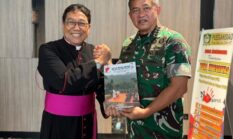 Perkuat Pembinaan Rohani, KSAD Terima Buku Keuskupan TNI-Polri