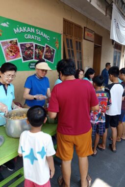 Makan Siang Gratis di Lingkungan RW 011 Tegal Alur, Wujud Kepedulian Sosial bagi Warga