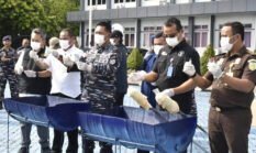 TNI AL Musnahkan 100 Liquid Vape Diduga Mengandung Narkotika di Batam