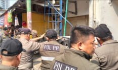 Tim Gabungan Tertibkan 95 Bangunan Penutup Saluran Air di Tanah Abang