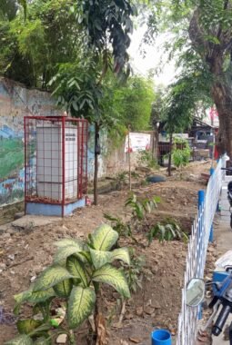 Pembuatan Biopori di Taman Jalan Permata Tegal Alur sebagai Upaya Pengelolaan Lingkungan