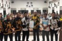 Masyarakat Desa Sontang, Kecamatan Bonai Darussalam, Kabupaten Rokan Hulu, Riau, terlihat berbondong-bondong mengantarkan bakal calon kepala desa Zulfahrianto, mendaftarkan diri menjelang berakhir masa pendaftaran. (f: internet)