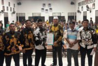 Masyarakat Desa Sontang, Kecamatan Bonai Darussalam, Kabupaten Rokan Hulu, Riau, terlihat berbondong-bondong mengantarkan bakal calon kepala desa Zulfahrianto, mendaftarkan diri menjelang berakhir masa pendaftaran. (f: internet)