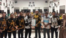 Masyarakat Desa Sontang, Kecamatan Bonai Darussalam, Kabupaten Rokan Hulu, Riau, terlihat berbondong-bondong mengantarkan bakal calon kepala desa Zulfahrianto, mendaftarkan diri menjelang berakhir masa pendaftaran. (f: internet)