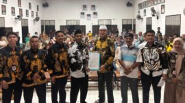 Masyarakat Desa Sontang, Kecamatan Bonai Darussalam, Kabupaten Rokan Hulu, Riau, terlihat berbondong-bondong mengantarkan bakal calon kepala desa Zulfahrianto, mendaftarkan diri menjelang berakhir masa pendaftaran. (f: internet)