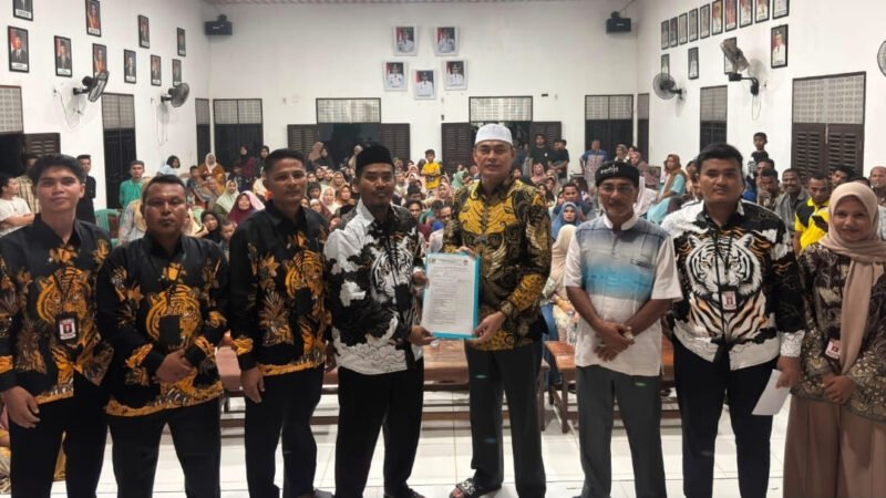 Masyarakat Desa Sontang, Kecamatan Bonai Darussalam, Kabupaten Rokan Hulu, Riau, terlihat berbondong-bondong mengantarkan bakal calon kepala desa Zulfahrianto, mendaftarkan diri menjelang berakhir masa pendaftaran. (f: internet)