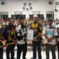 Masyarakat Desa Sontang, Kecamatan Bonai Darussalam, Kabupaten Rokan Hulu, Riau, terlihat berbondong-bondong mengantarkan bakal calon kepala desa Zulfahrianto, mendaftarkan diri menjelang berakhir masa pendaftaran. (f: internet)